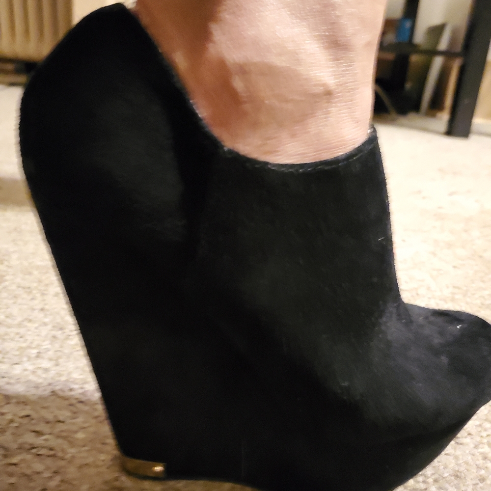 Stevemadden suede wedge pumps